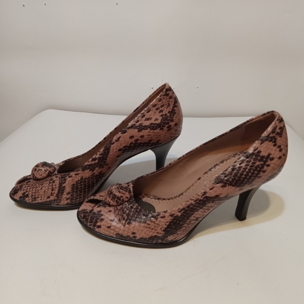 Franco Sarto Heels Snake Embossed Print Pink & Black Leather Wm 5 1/2 Button bow